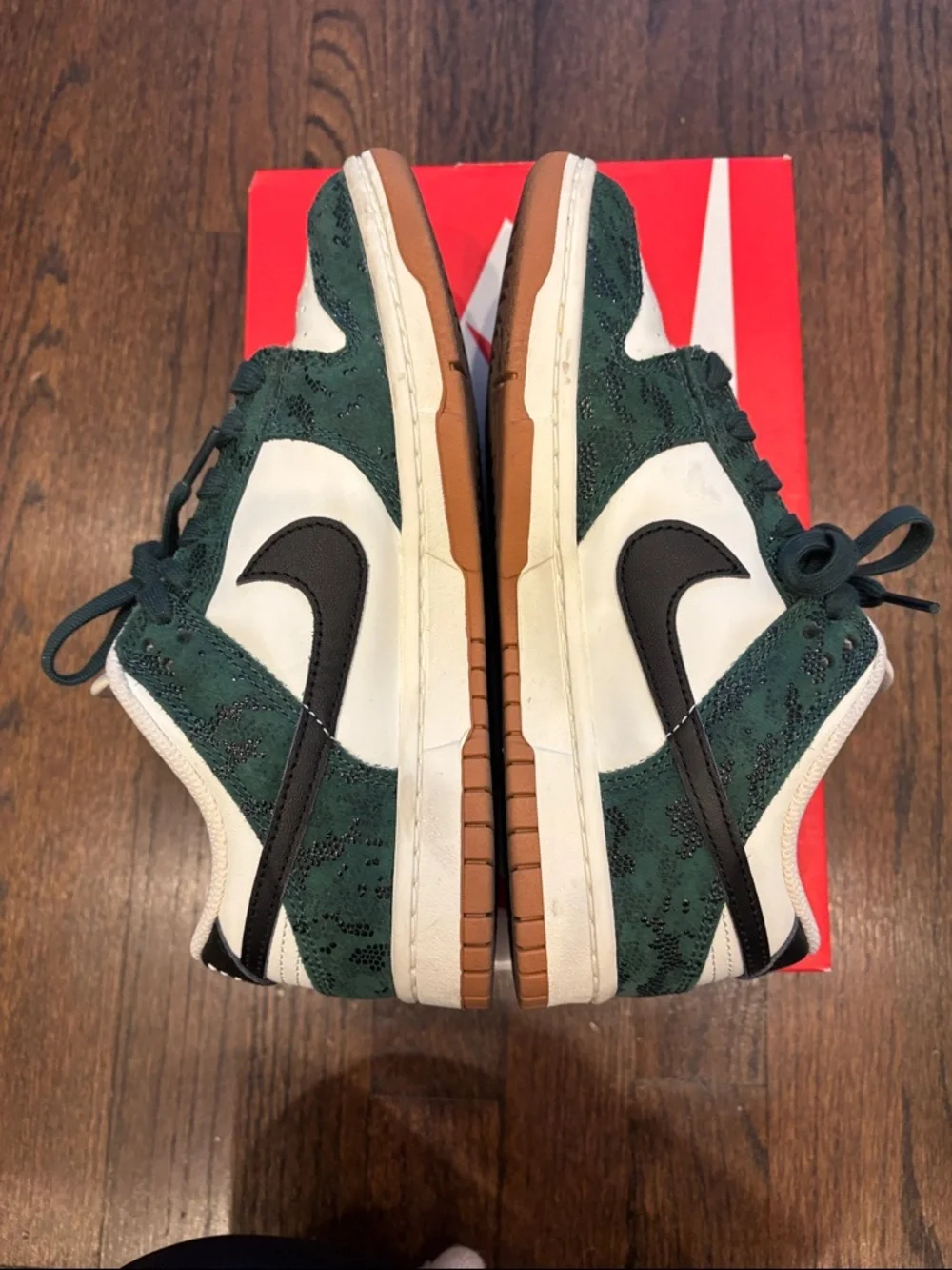 Women’s Nike Dunk Low Green White Black - Picture 8 of 10